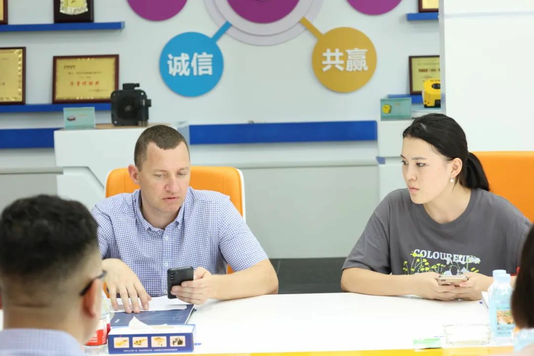 Warmly welcome customers from Belarus to visit Dongqi Crane